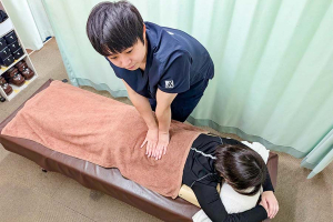 おかだ鍼灸整骨院　枚方御殿山院の腰痛に対する施術風景画像です。