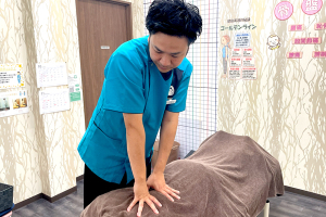 堺整骨院　大博通り院の腰痛の施術風景画像です。