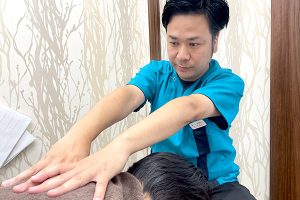 堺整骨院　大博通り院の肩こりの施術風景画像です。