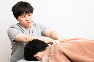 あい鍼灸院・接骨院　長堀橋駅院の肩こりの施術画像