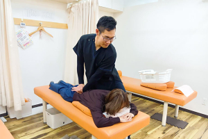 丹波口こばやし鍼灸整骨院・整体院の腰痛の施術風景画像です。