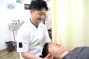 すまいる鍼灸接骨院 うりわり院の整体の施術風景画像です。