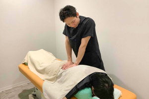 六本木ミッドタウン前整骨院・鍼灸院のあん摩マッサージ指圧の施術風景画像です。