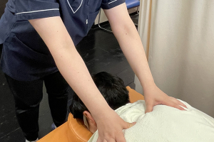 六本木ミッドタウン前整骨院・鍼灸院の肩こりの施術風景画像です。