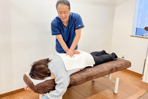 へいさか整体院西尾院の腰の施術画像