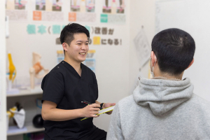 南７条あおば整骨院のカウンセリング風景画像です。
