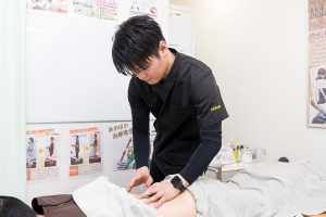 南７条あおば整骨院の鍼灸の施術風景画像です。