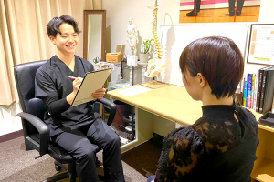 ＫＯＫＵＡ鍼灸院・整骨院 新潟万代店のカウンセリング風景の画像