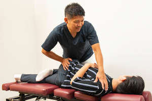 いろはに整骨院・鍼灸院の骨盤矯正施術の施術風景画像です。