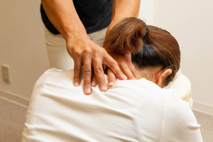 いろはに整骨院・鍼灸院の肩こりの施術風景画像です。