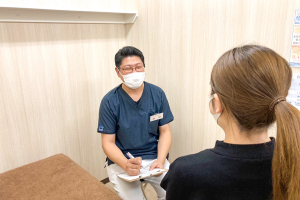 じん鍼灸整骨院ゆいの杜院のカウンセリング風景の画像