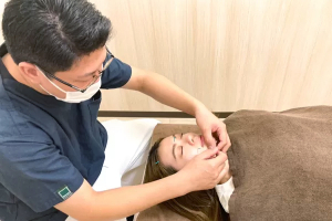 じん鍼灸整骨院　ゆいの杜院の美容鍼施術の施術風景画像です。