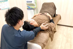 じん鍼灸整骨院　ゆいの杜院の肩こりの施術風景画像です。