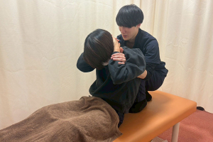 まいれ鍼灸整骨院・整体院　草津院の施術風景画像です。