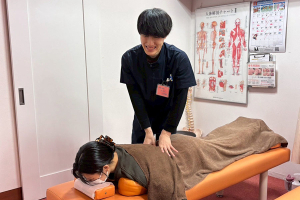 まいれ鍼灸整骨院・整体院　草津院のぎっくり腰に対する施術風景画像です。