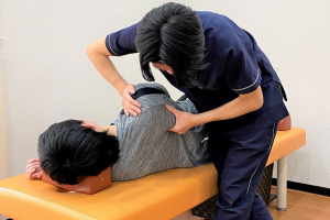 みのわ接骨院の肩甲骨はがし施術の施術風景画像です。