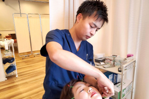 安城南鍼灸接骨院の美容鍼施術の施術風景画像です。