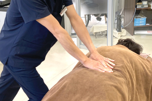 浦添宮城接骨院の腰痛の施術風景画像です。