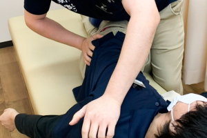 札幌北円山接骨院の整体の施術風景画像です。