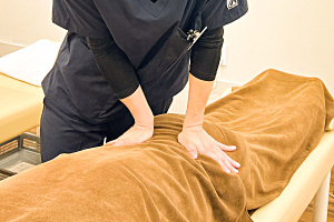 下赤塚北口接骨院の腰痛の施術風景画像です。