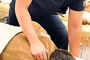 下赤塚北口接骨院の肩こりの施術風景画像です。