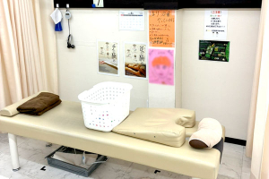 服部天神駅前接骨院で整体施術を受ける内観画像