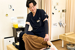 北千住西口接骨院の骨盤矯正の施術風景画像です。