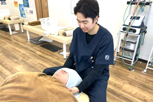 陸前高砂駅前接骨院の肩こりの施術風景画像です