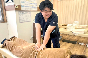 陸前高砂駅前接骨院の腰痛の施術風景画像です
