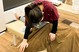 小岩蔵前橋通り接骨院の骨盤矯正施術の施術風景画像です。