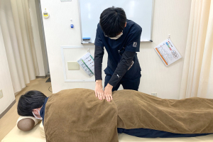 大山駅前接骨院の腰痛の施術風景画像です。