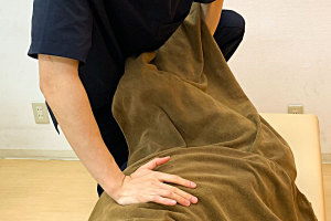 下井草駅前接骨院の骨盤矯正の施術風景画像です。