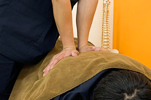 下井草駅前接骨院の腰痛の施術風景画像です。