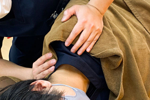 下井草駅前接骨院の肩こりの施術風景画像です。