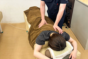 元住吉ブレーメン通り接骨院の整体の施術風景画像です。