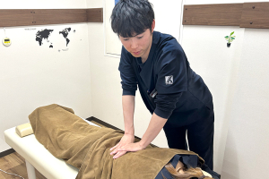 成田美郷台接骨院の骨盤矯正施術の施術風景画像です。