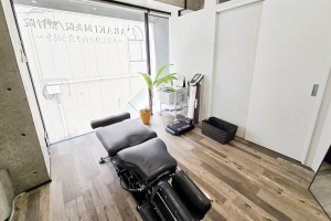 アラキ鍼灸院／整骨院（ＡＲＡＫＩ）緑橋駅前店で整体施術を受ける内観画像像