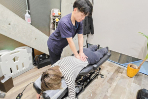 アラキ鍼灸院／整骨院（ＡＲＡＫＩ）緑橋駅前店の骨盤矯正施術の施術風景画像です。