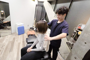 アラキ鍼灸院／整骨院（ＡＲＡＫＩ）緑橋駅前店の肩こりの施術風景画像です。