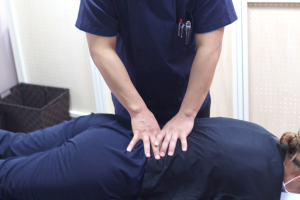 ＡＲＡＫＩ鍼灸院／整骨院　緑橋駅前店の腰痛の施術風景画像です。