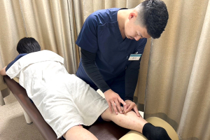 荻窪名倉堂鍼灸整骨院の鍼の施術風景画像です。