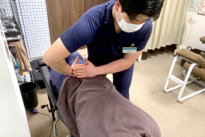 荻窪名倉堂鍼灸整骨院の骨盤矯正施術の施術風景画像です。