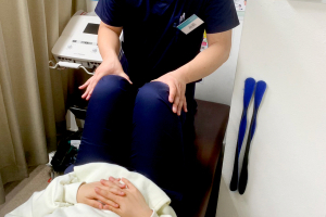 荻窪名倉堂鍼灸整骨院の膝痛の施術風景画像です。