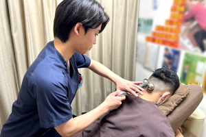 荻窪名倉堂鍼灸整骨院の肩こりの施術風景画像です。