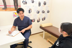 黒崎名倉堂鍼灸整骨院のカウンセリング風景画像です。