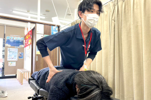 有松名倉堂鍼灸整骨院の骨盤矯正施術の施術風景画像です。
