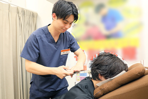 有松名倉堂鍼灸整骨院の肩こりの施術風景画像です。