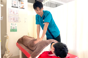 ココロカラダメディカル整体院　立川南口院の腰痛の施術風景画像です。