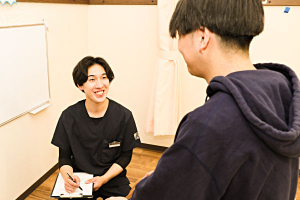 豊四季中央接骨院のカウンセリング風景画像です。