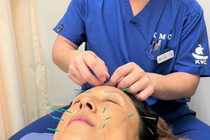 小林整骨院鍼灸院新居の鍼灸施術の施術風景画像です。